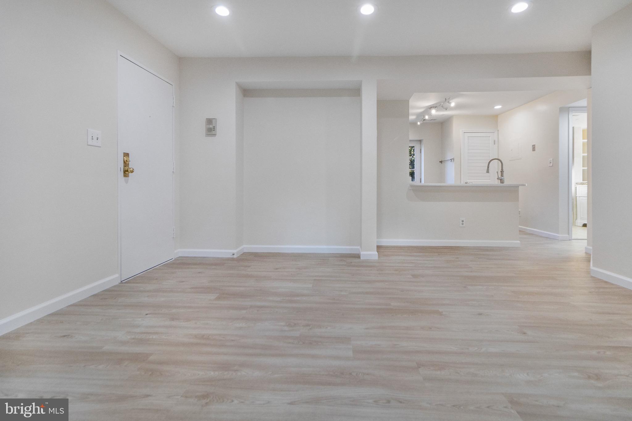 1405 E Abingdon Dr #2