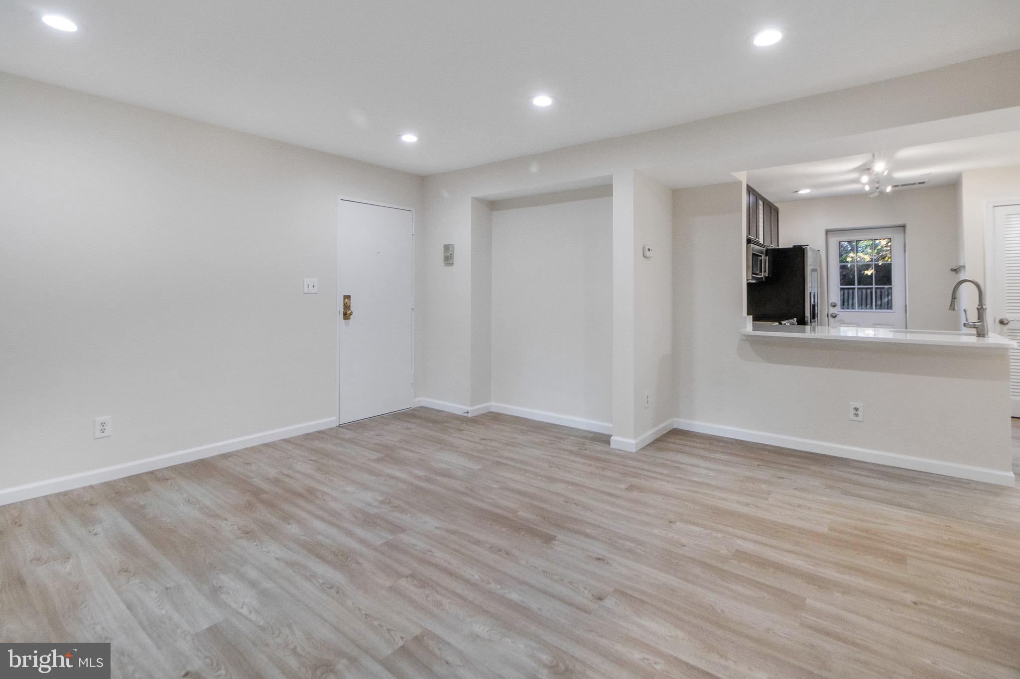 1405 E Abingdon Dr #2