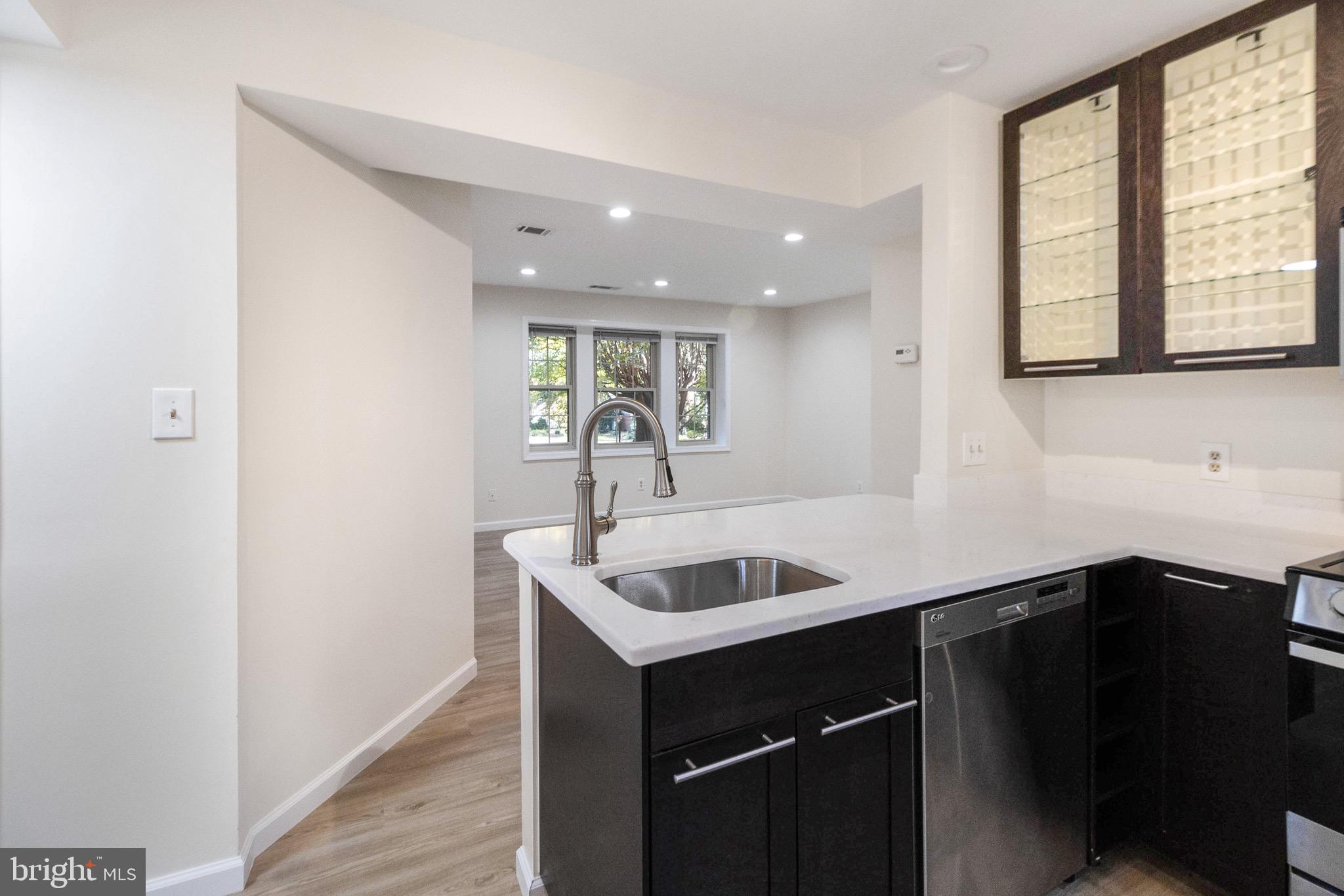 1405 E Abingdon Dr #2