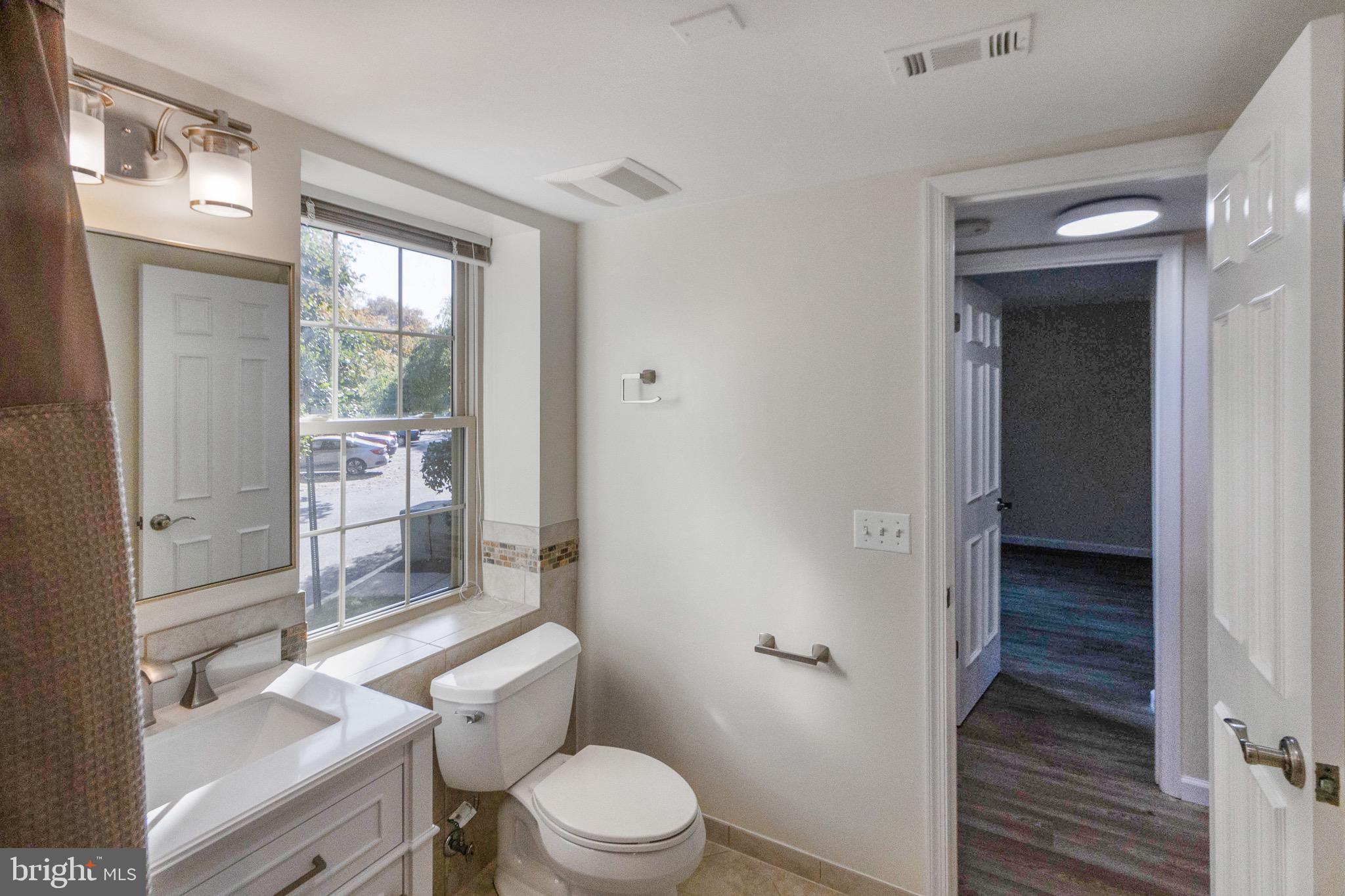 1405 E Abingdon Dr #2