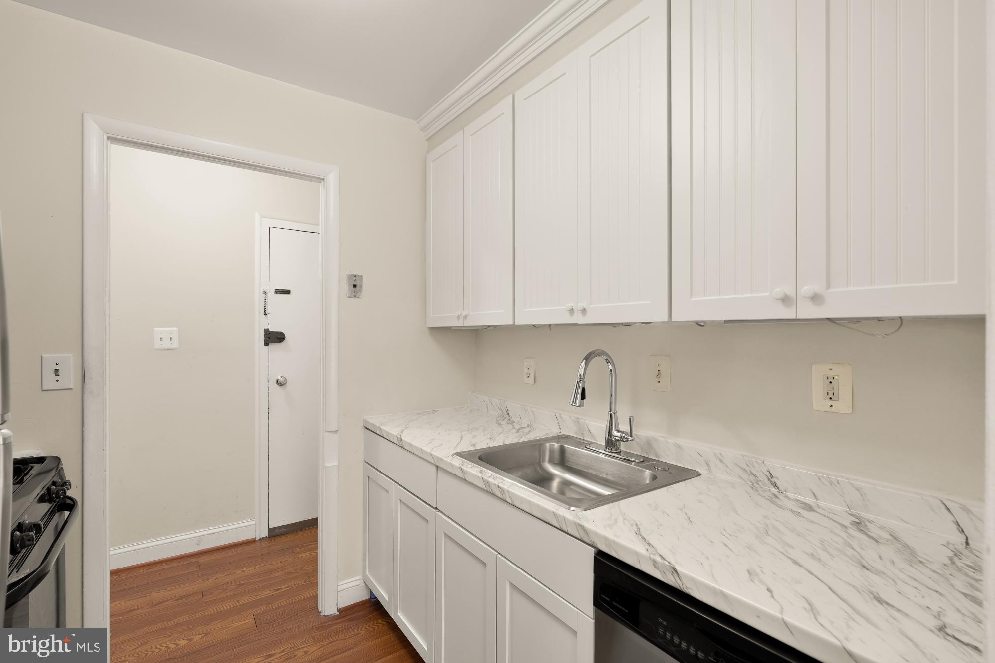 3975 Lyndhurst Dr #103