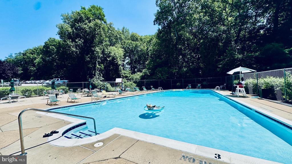 3975 Lyndhurst Dr #103