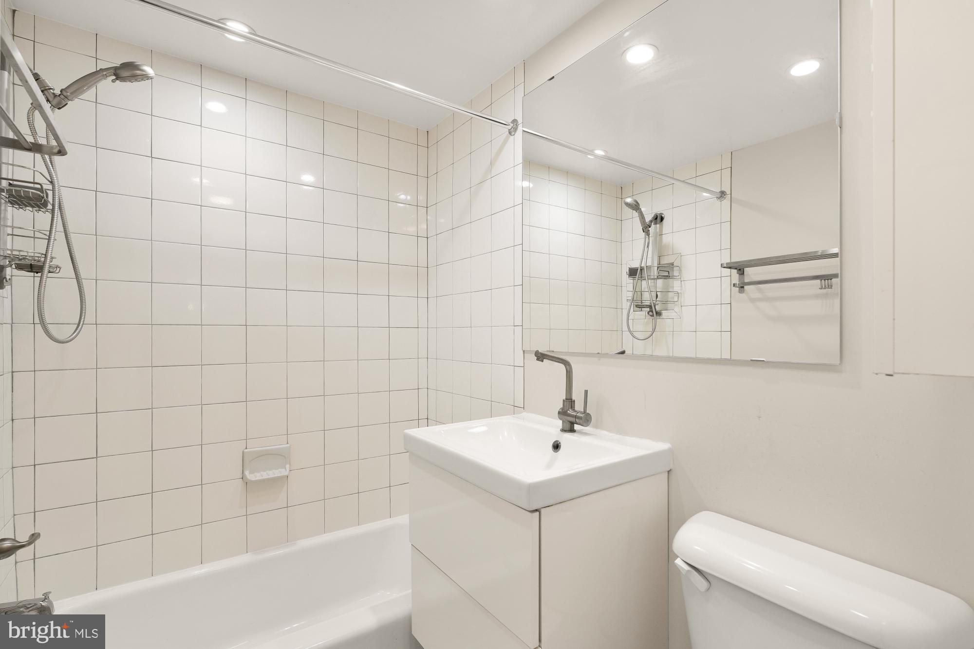 3975 Lyndhurst Dr #103