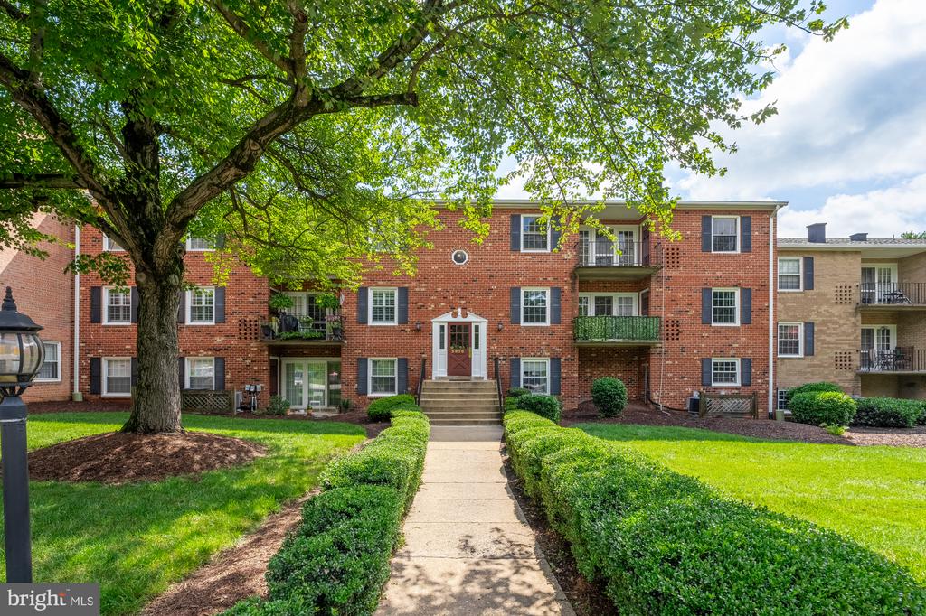 3975 Lyndhurst Dr #103