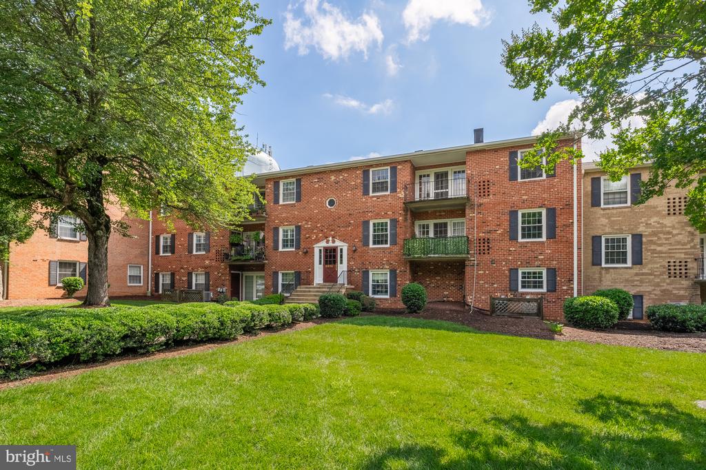 3975 Lyndhurst Dr #103