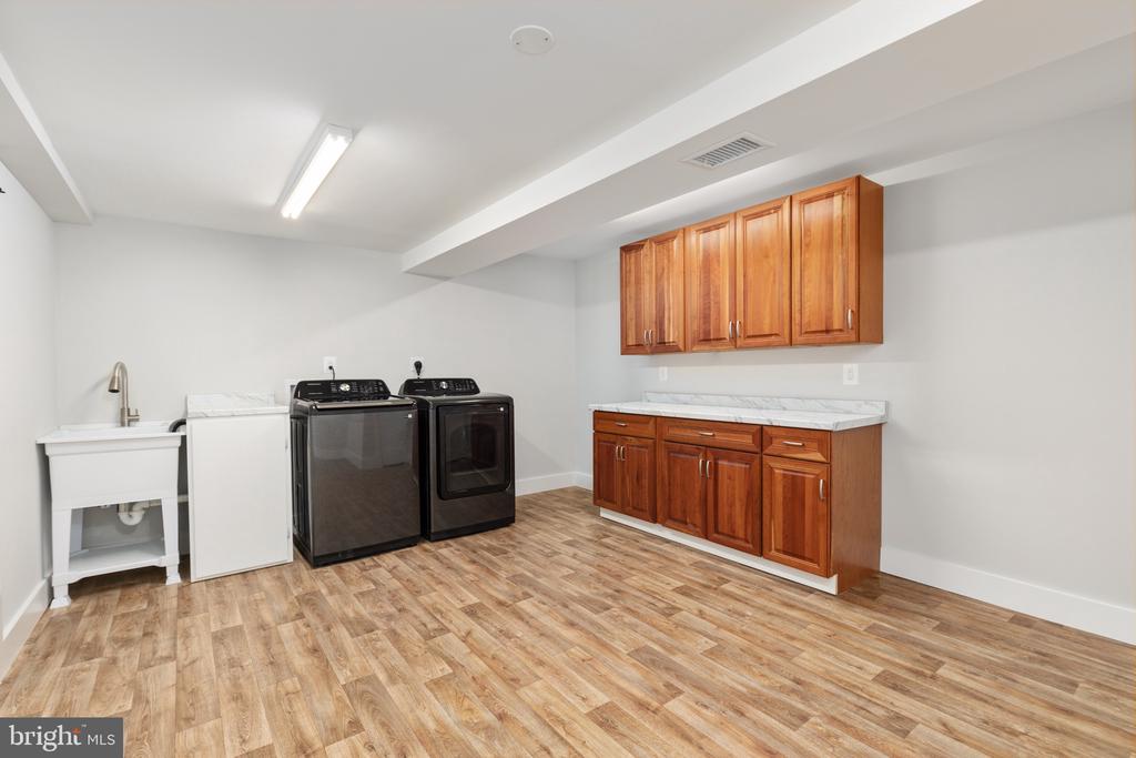 7944 FREEHOLLOW DRIVE