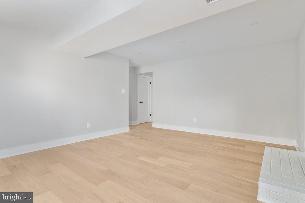 7944 FREEHOLLOW DRIVE