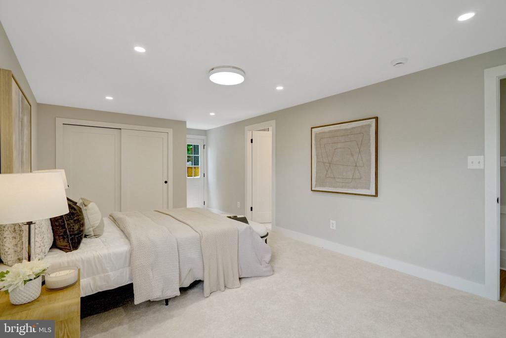 7944 FREEHOLLOW DRIVE