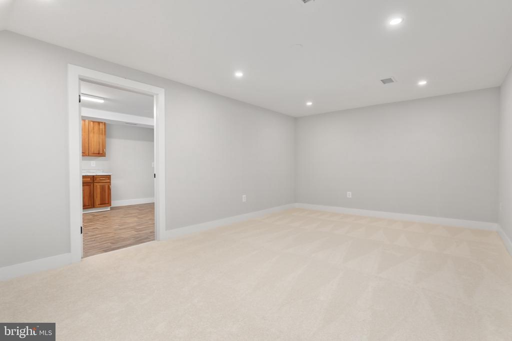 7944 FREEHOLLOW DRIVE