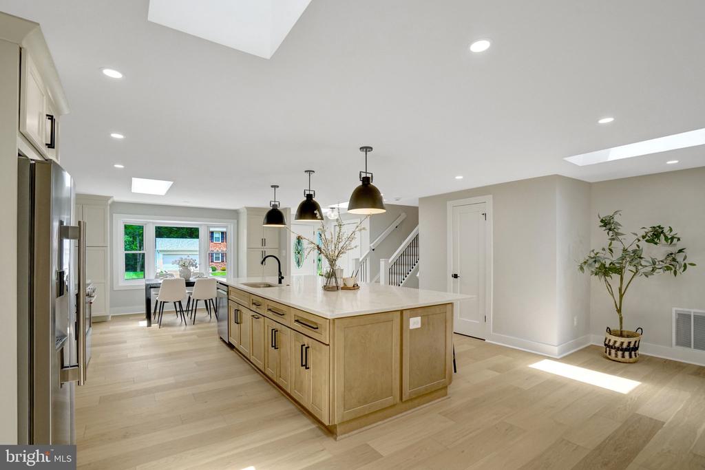 7944 FREEHOLLOW DRIVE
