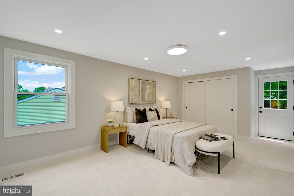 7944 FREEHOLLOW DRIVE
