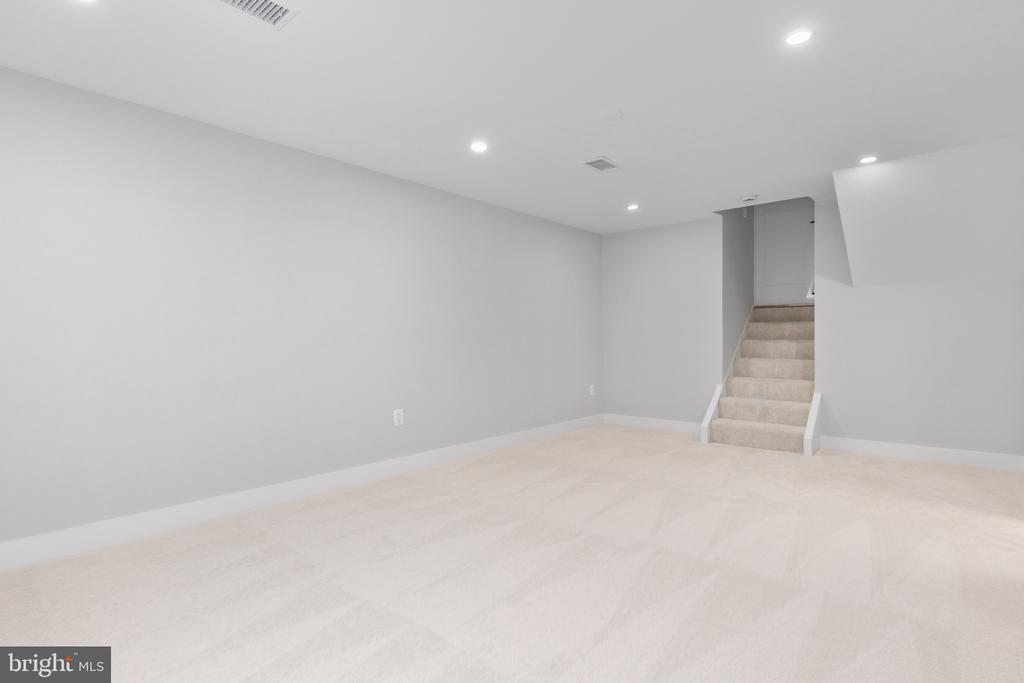 7944 FREEHOLLOW DRIVE