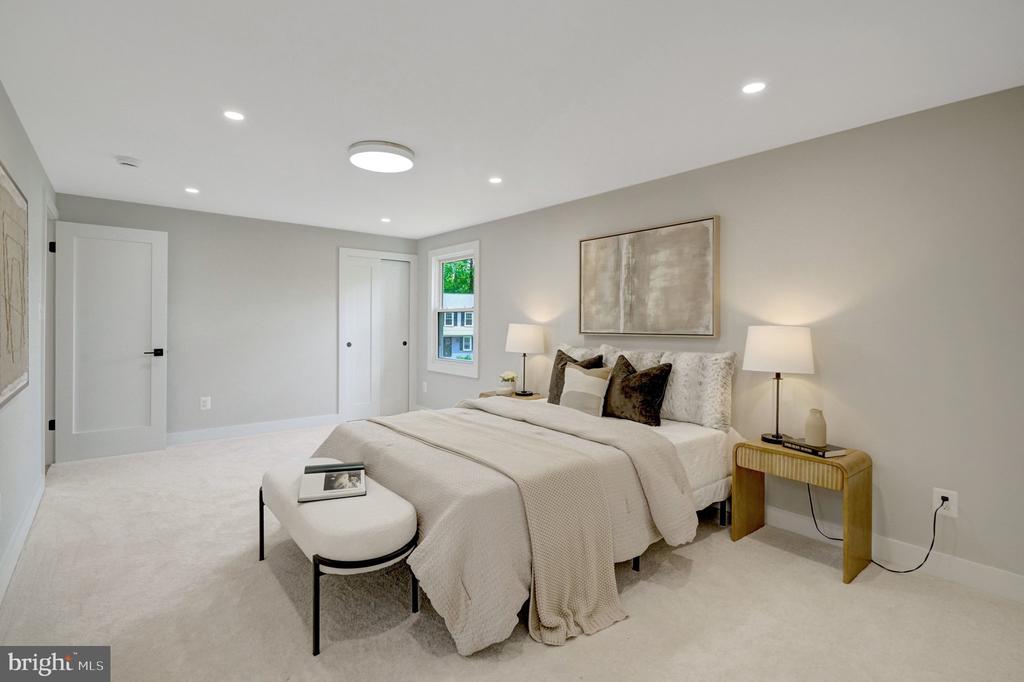 7944 FREEHOLLOW DRIVE