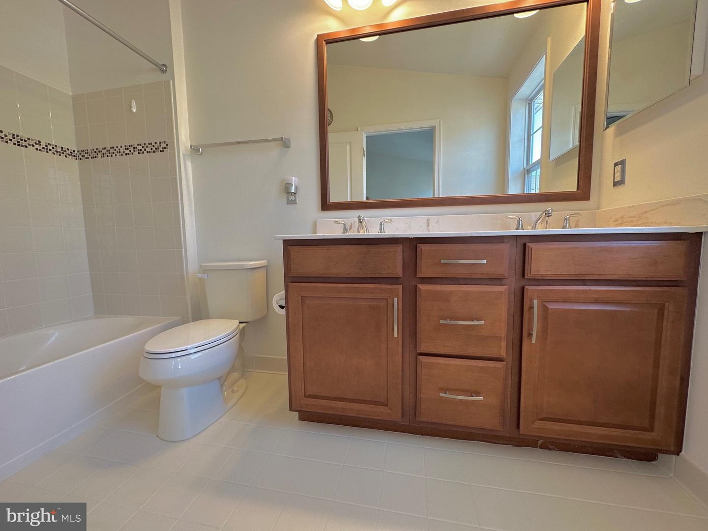 22461 Cambridgeport SQUARE