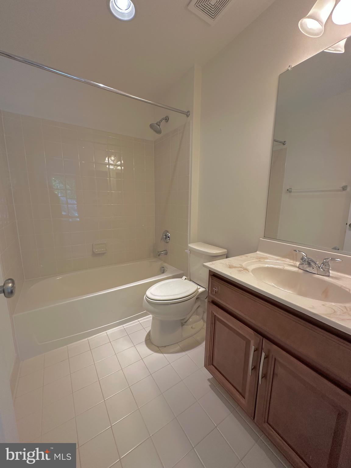 22461 Cambridgeport SQUARE