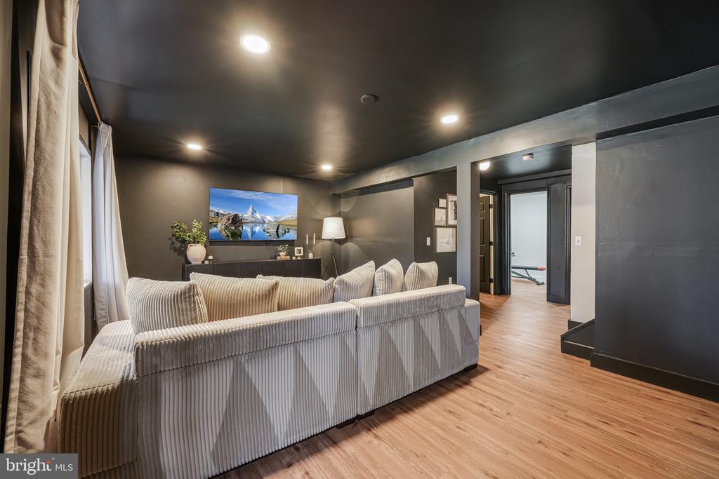 1124 FLOYD PLACE