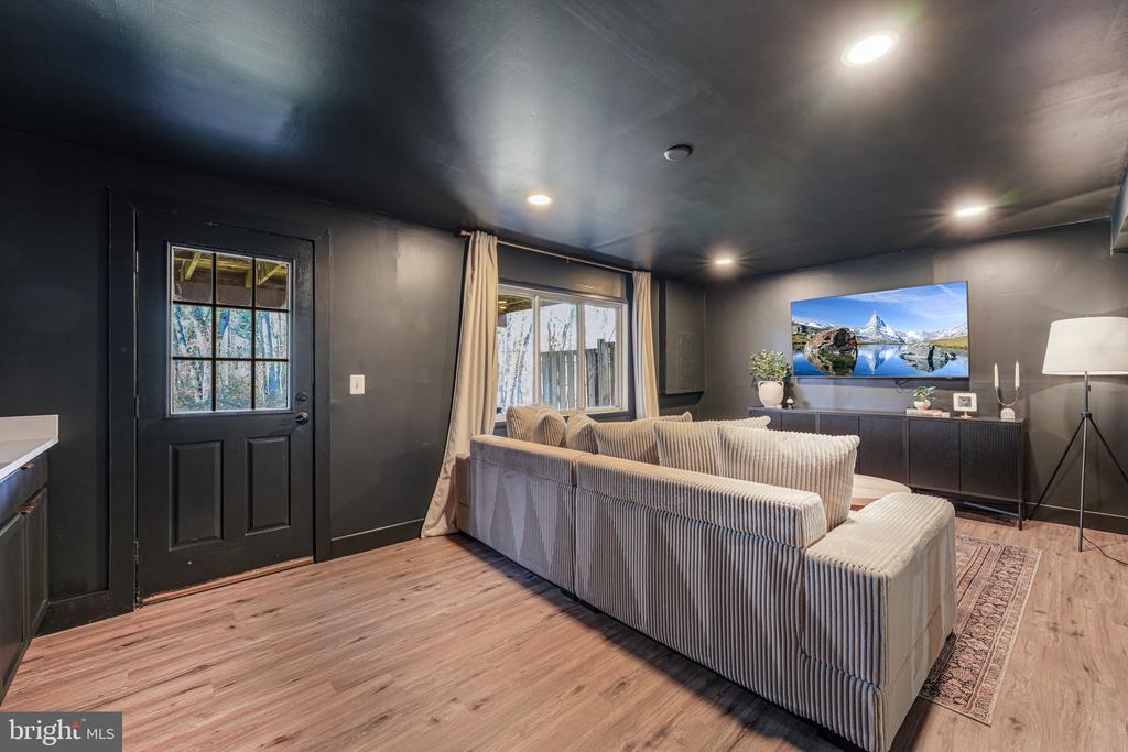 1124 FLOYD PLACE