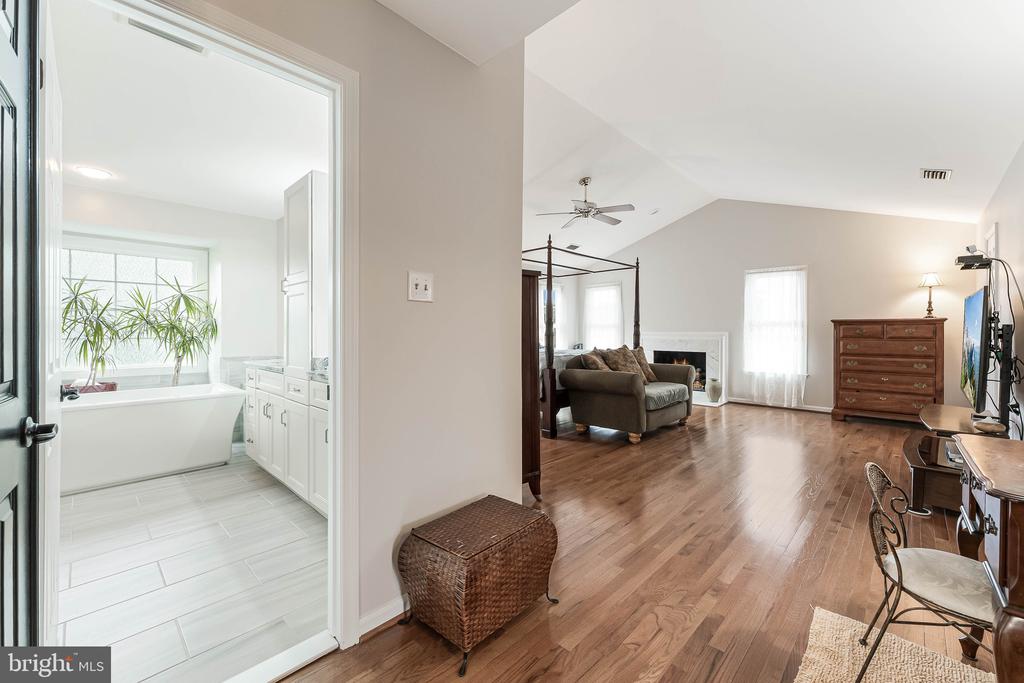2636 MEADOW HALL DRIVE