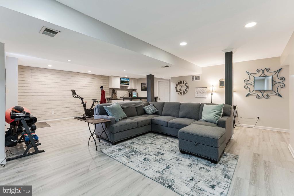 2636 MEADOW HALL DRIVE