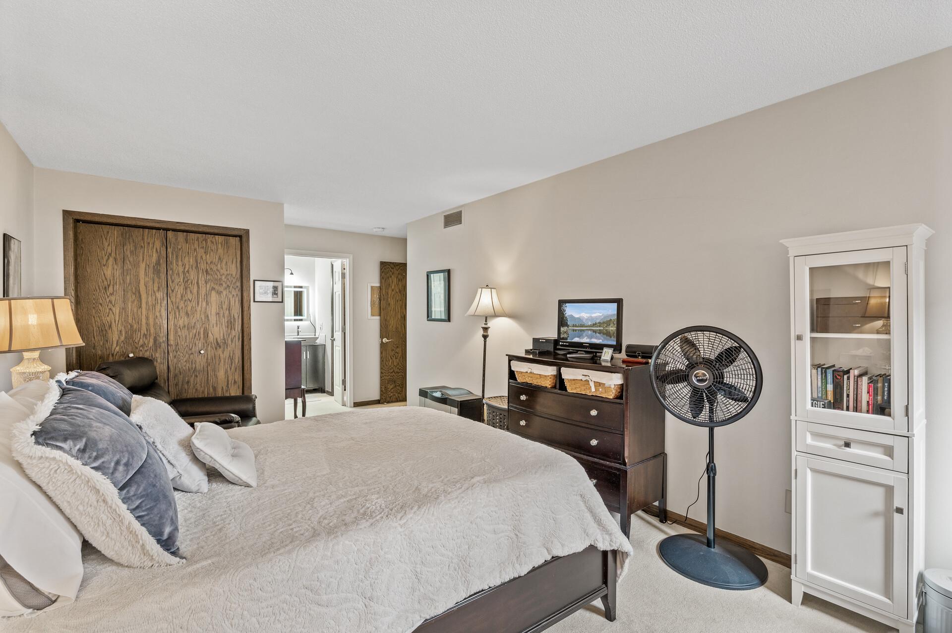 6085 Lincoln Drive Unit: 225
