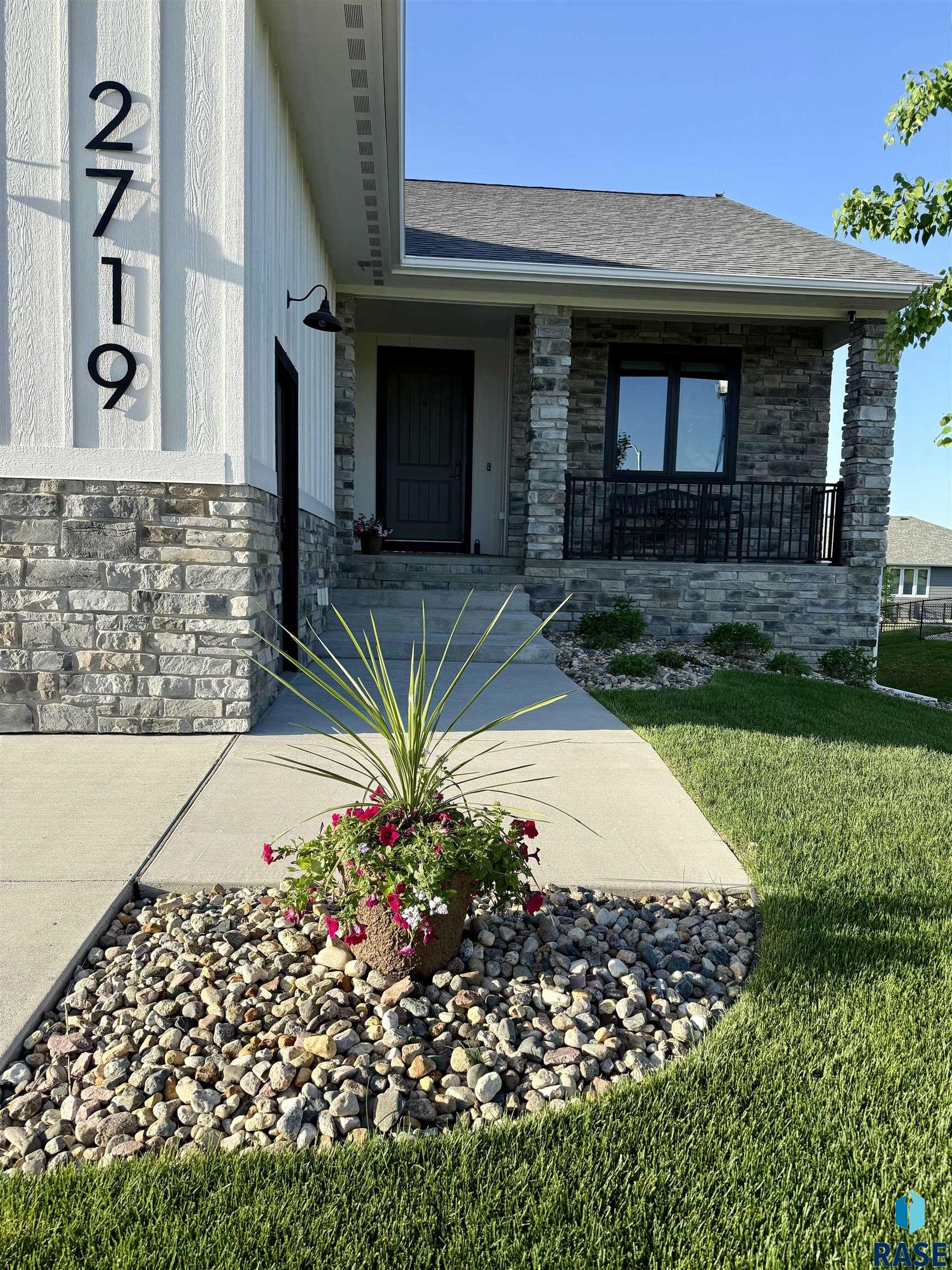 2719 W Oak Hill Dr
