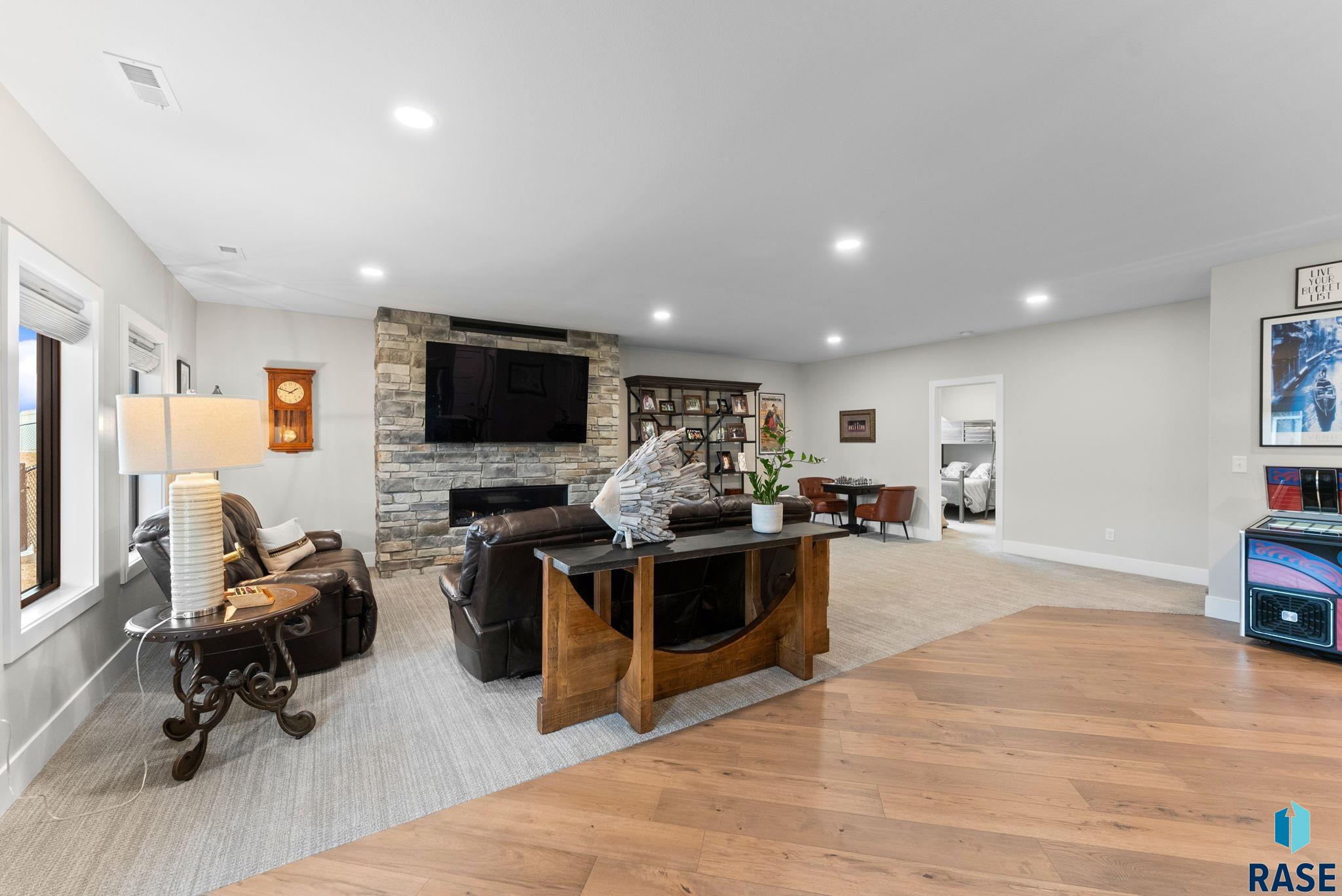 2719 W Oak Hill Dr