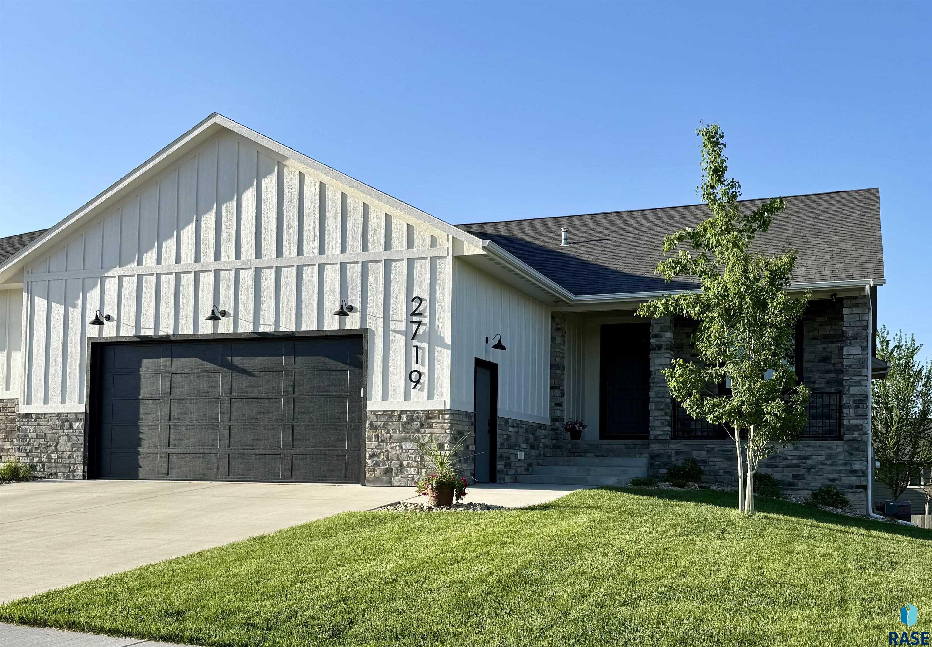 2719 W Oak Hill Dr