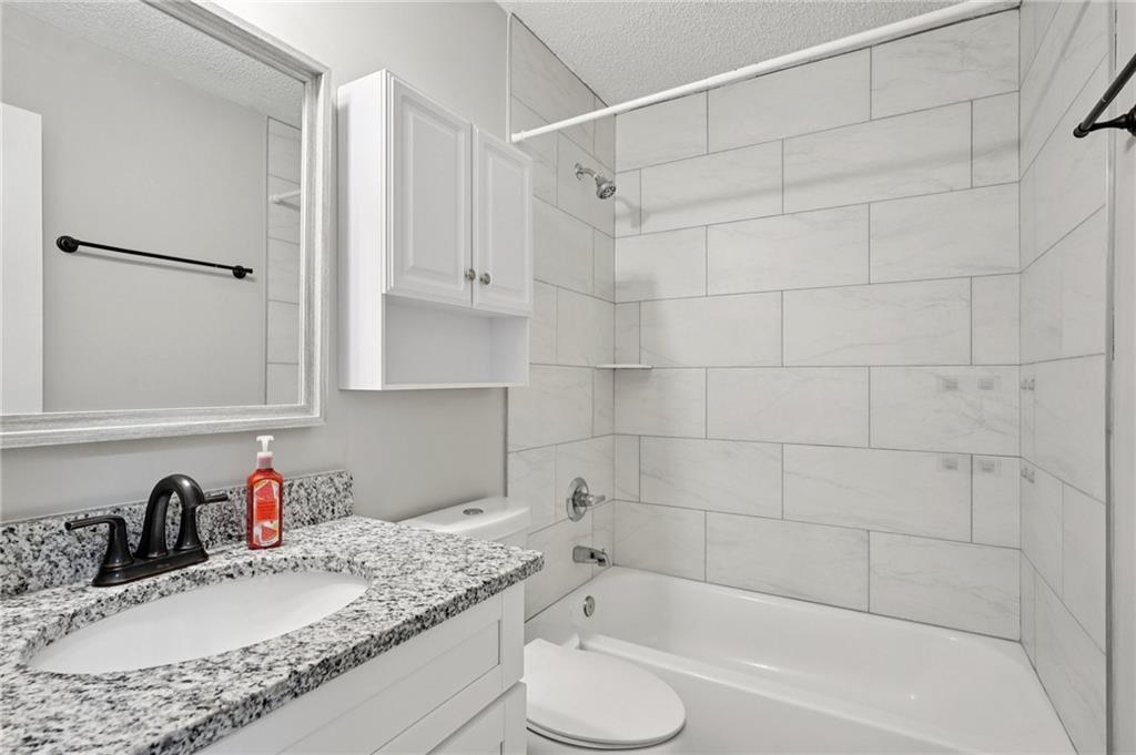 1961 Oak Leaf Court SW