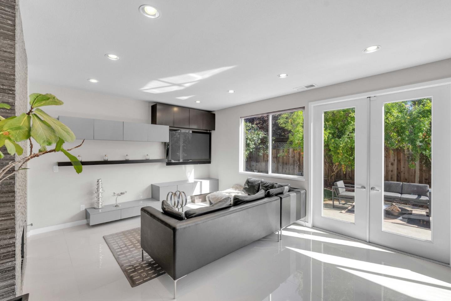 364 Gardenia DR