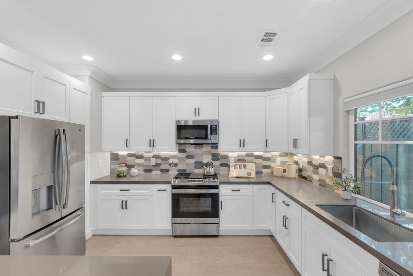 1643 Monroe