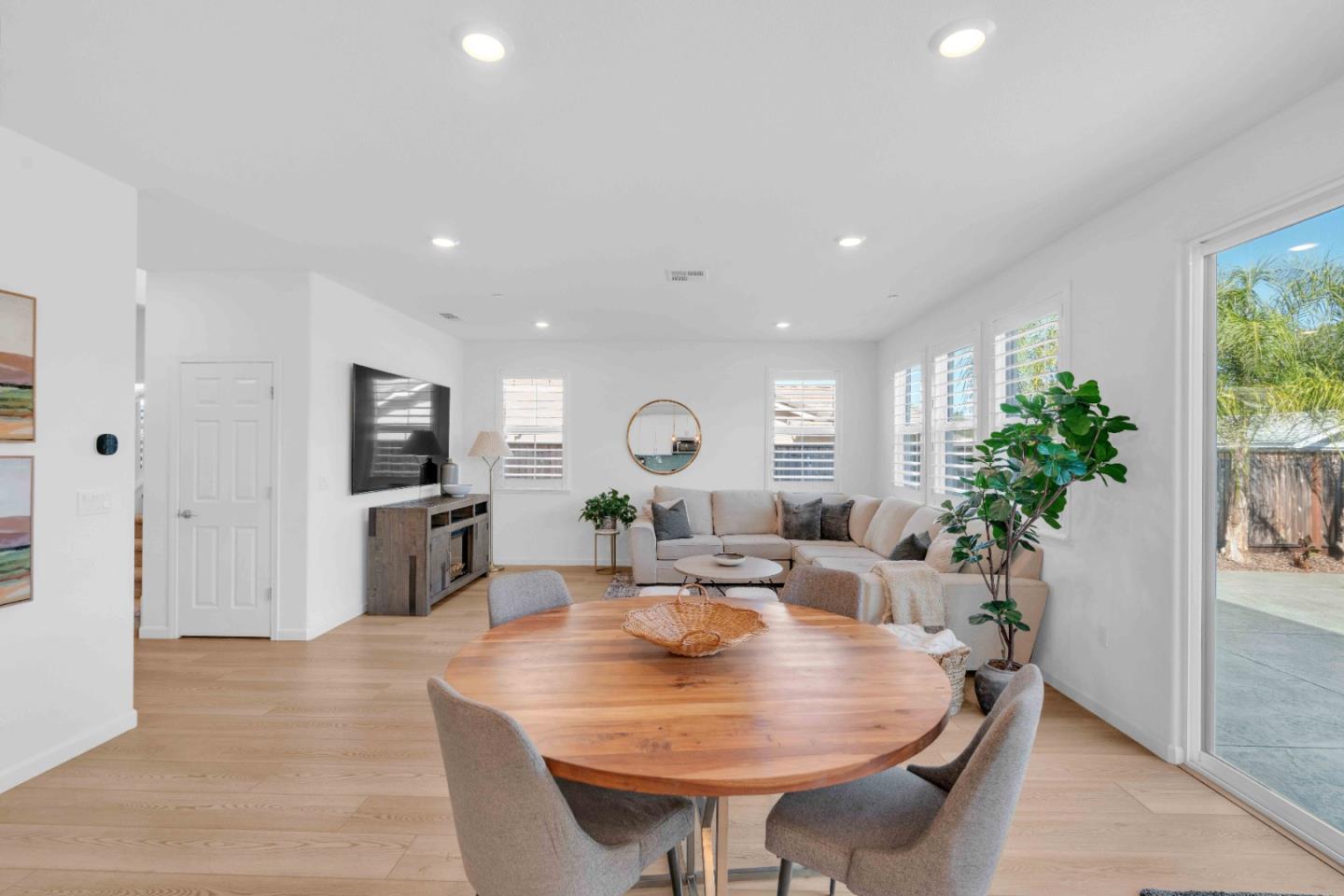 7040 Vintner CT