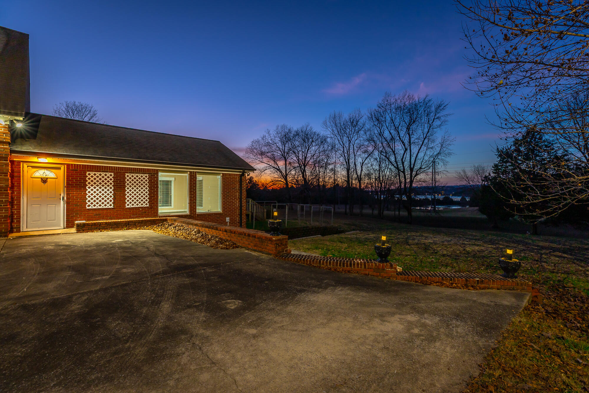 8121 Highway 156