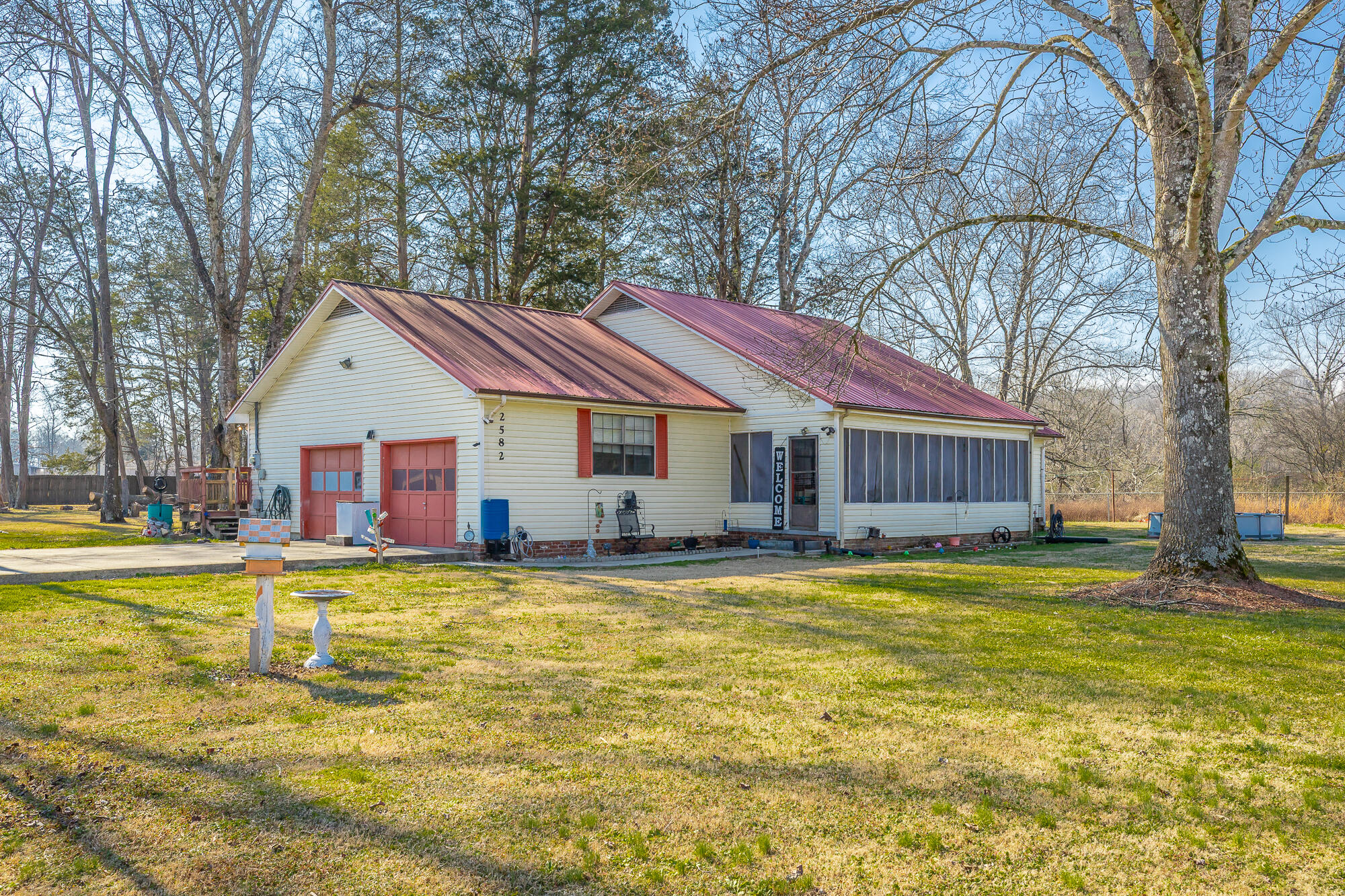 2582 E Valley Road