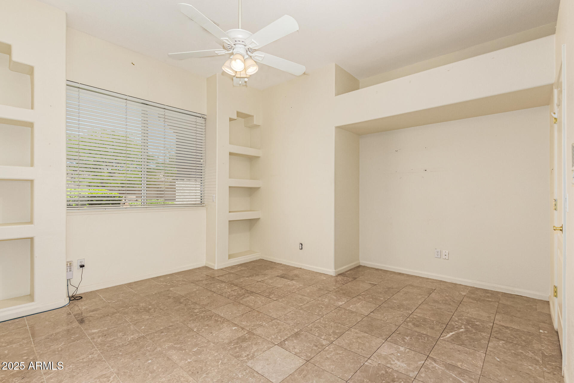 4633 E CHAPAROSA Way