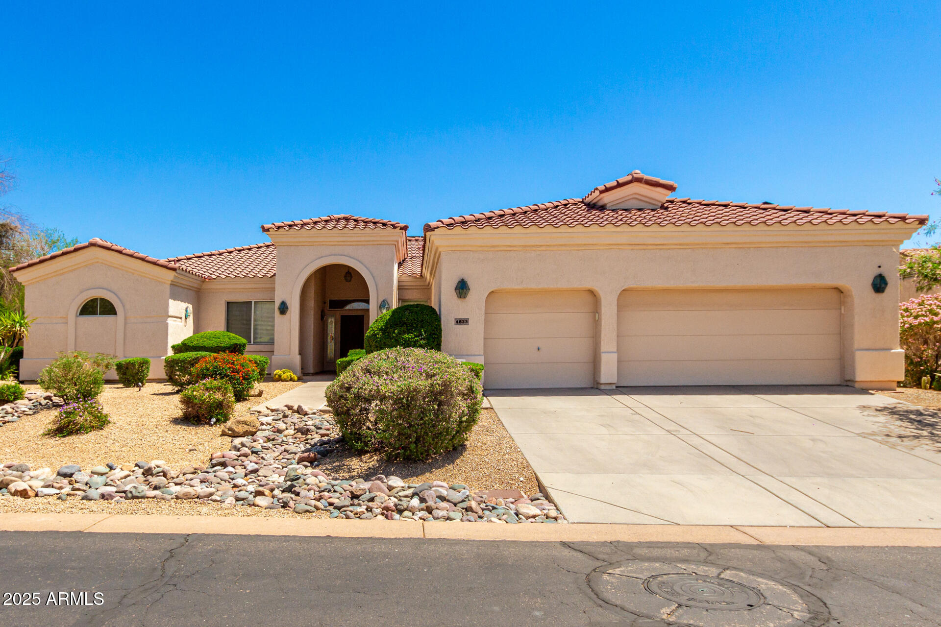 4633 E CHAPAROSA Way