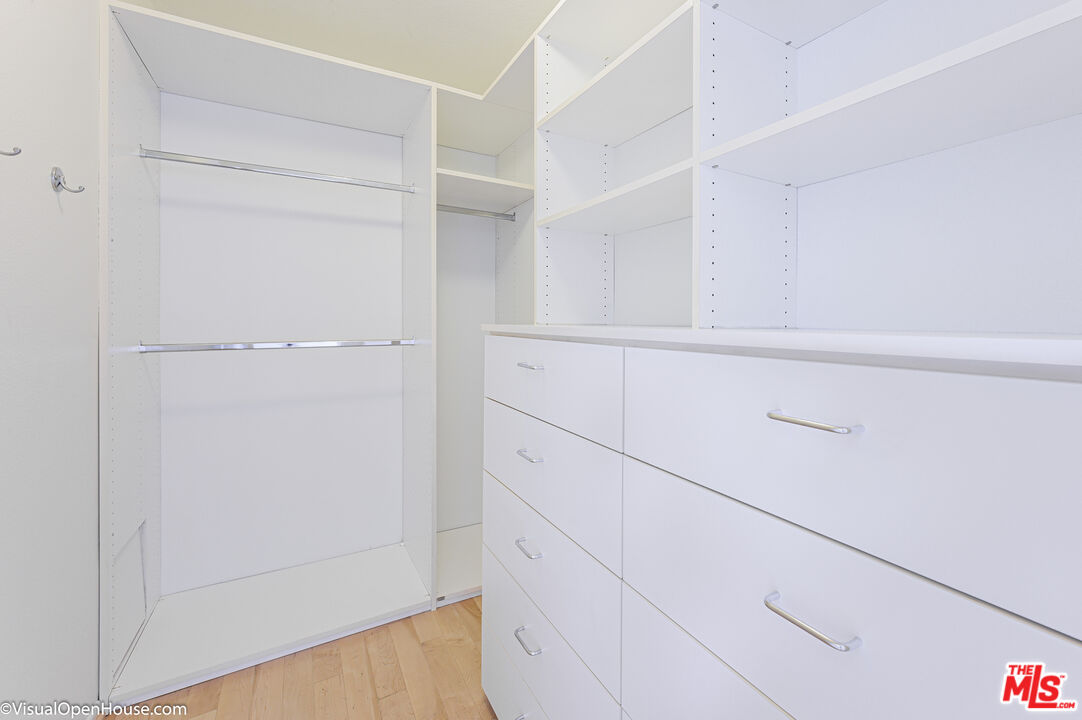 18140 Oxnard St Unit: 60