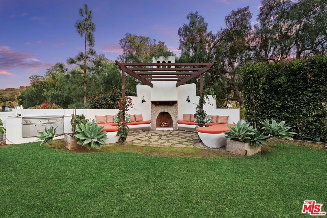 2347 E Valley Rd