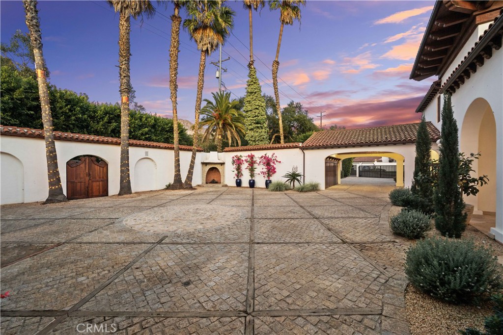 2347 E Valley Road