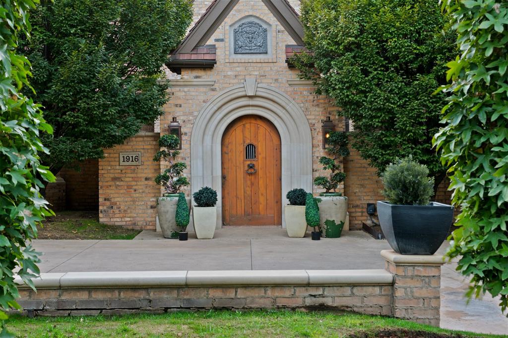 1916 Mulholland Drive