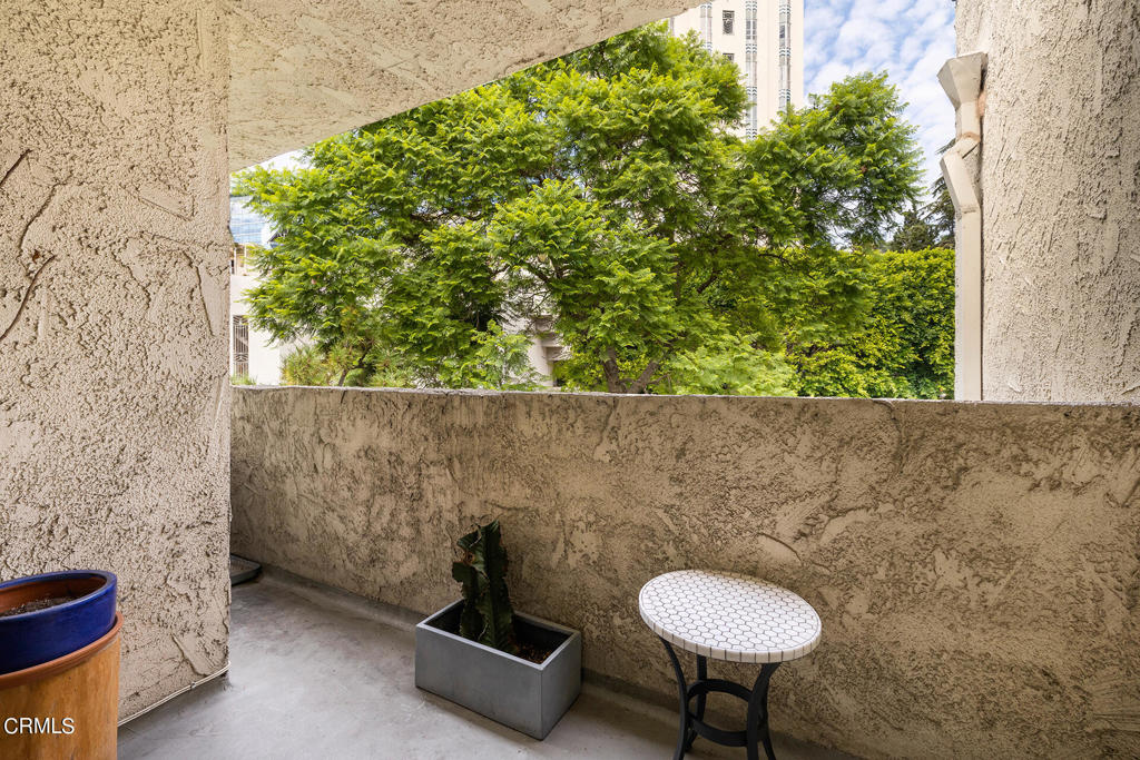 8400 De Longpre Avenue 406