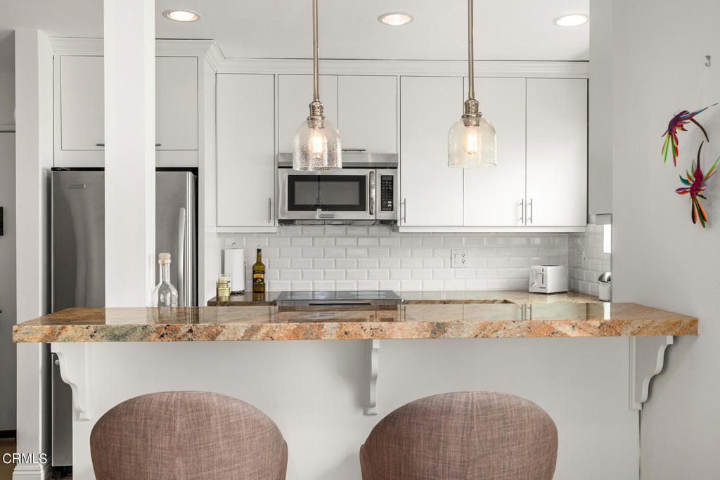 8400 De Longpre Avenue 406