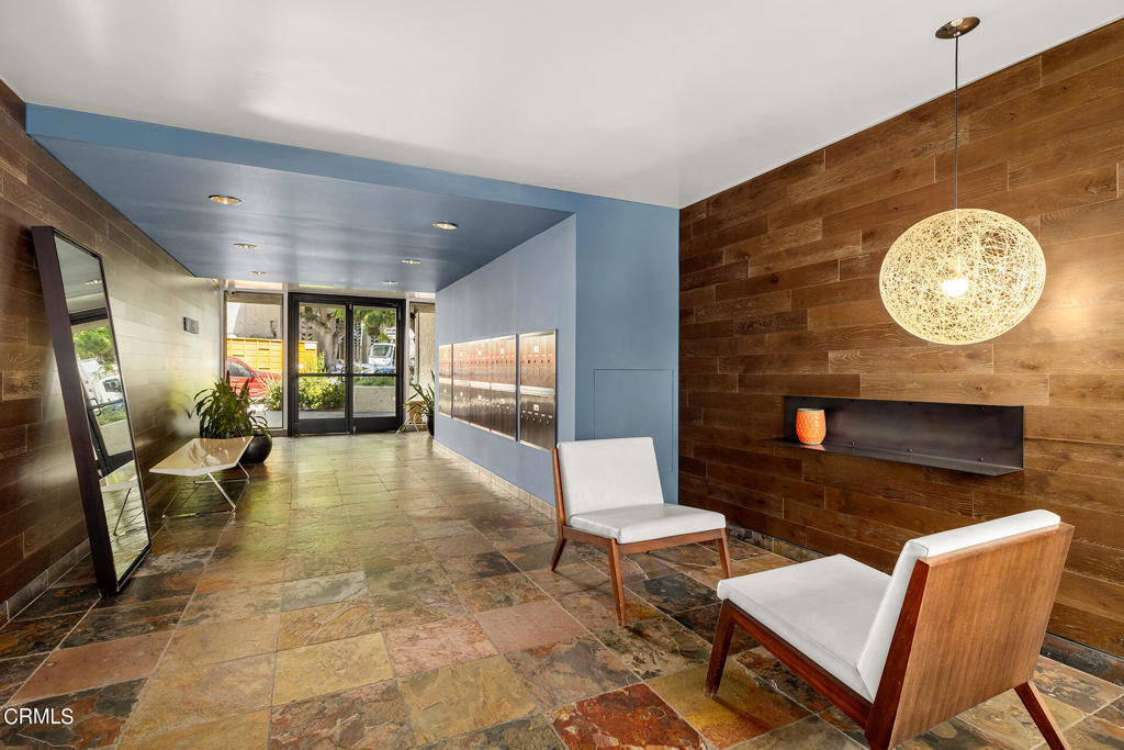 8400 De Longpre Avenue 406