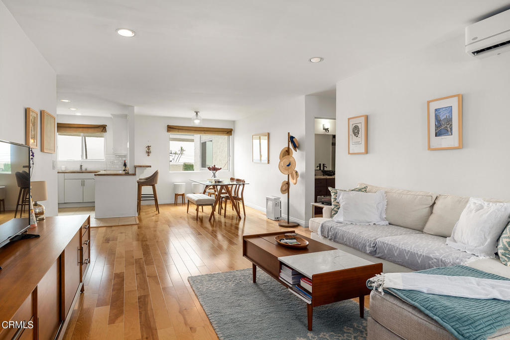 8400 De Longpre Avenue 406