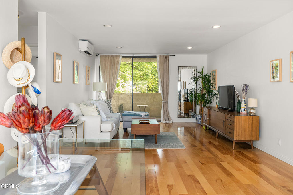 8400 De Longpre Avenue 406