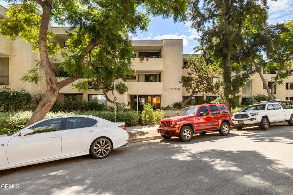 8400 De Longpre Avenue 406