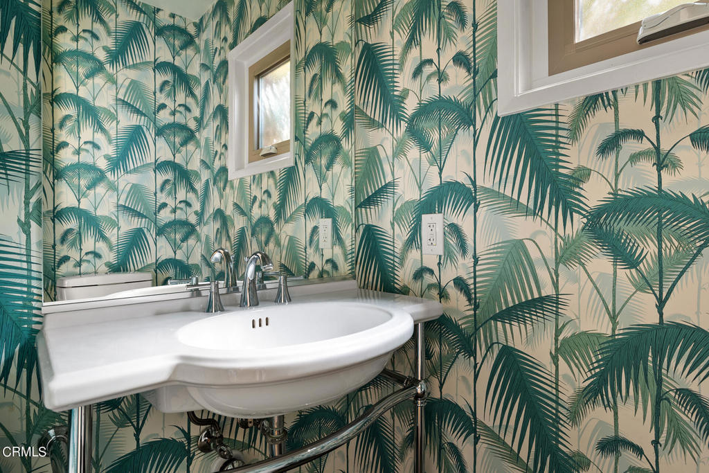 2525 Lake View Ave Avenue