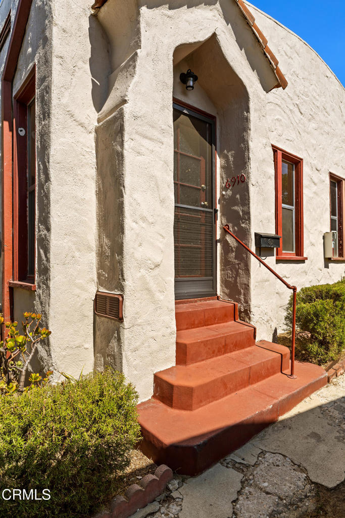 6910 N Figueroa Street