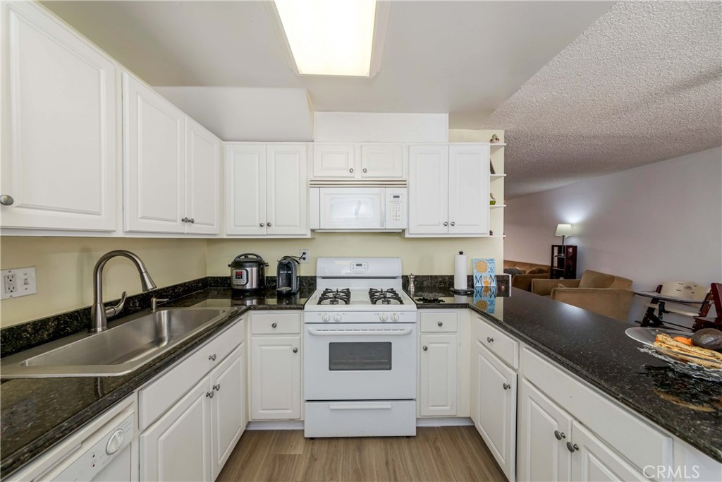 20246 Cohasset Street 6