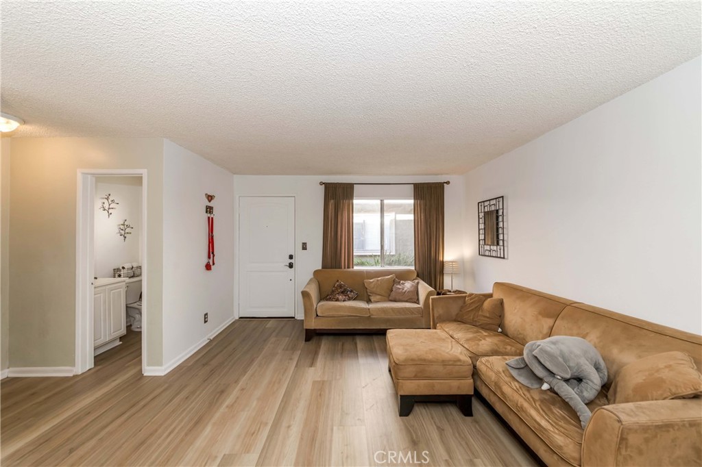 20246 Cohasset Street 6