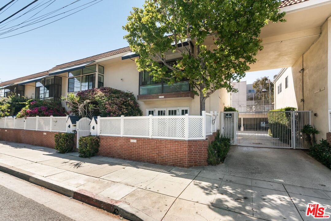643 Bay St